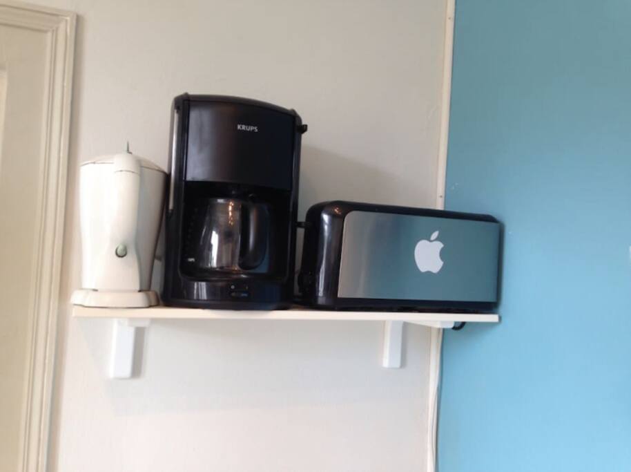 Bouilloire, cafetière, grille-pain, rien ne manque pour votre petit-déjeuner.
