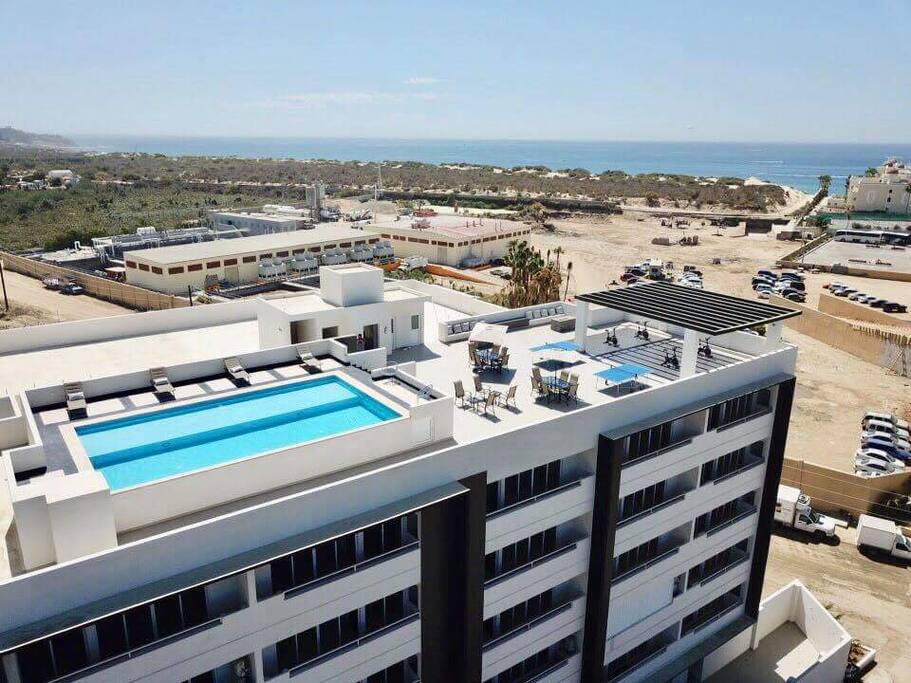 Overview of the great amenities of the rooftop area.