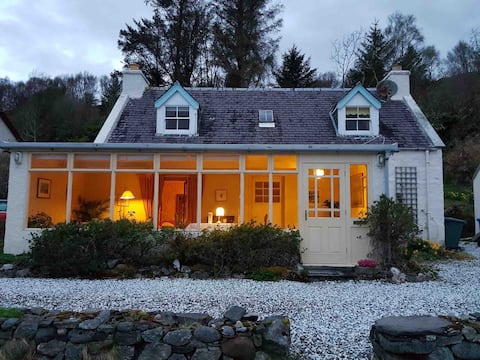 Successful Airbnb property: Camuslongart Cottage (road-end by the shore) in Lochalsh