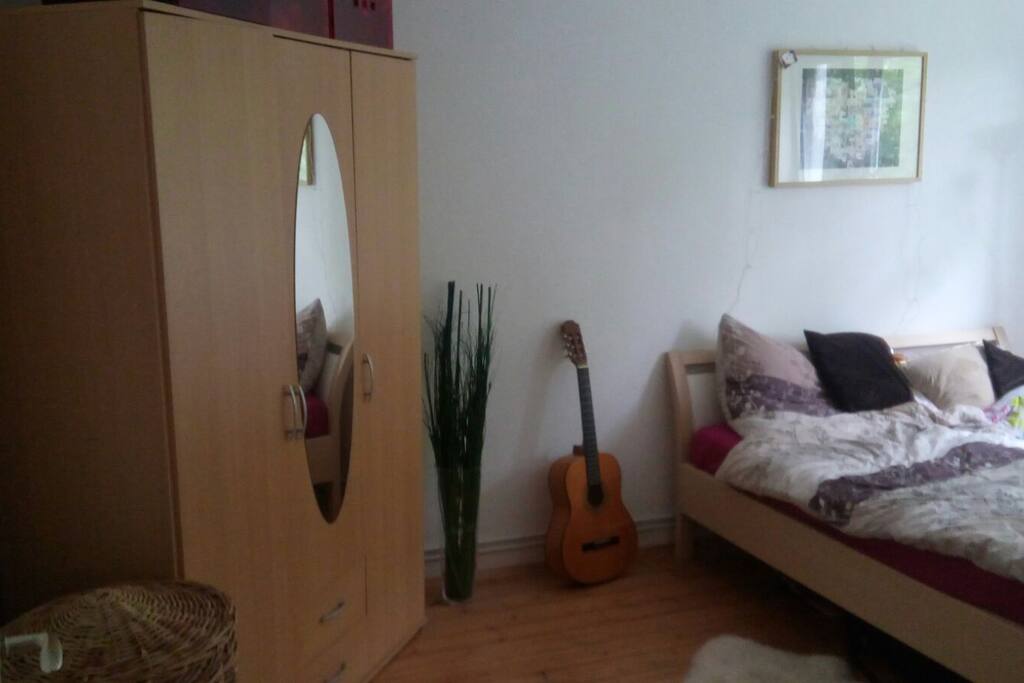 linker Blick ins Schlafzimmer
