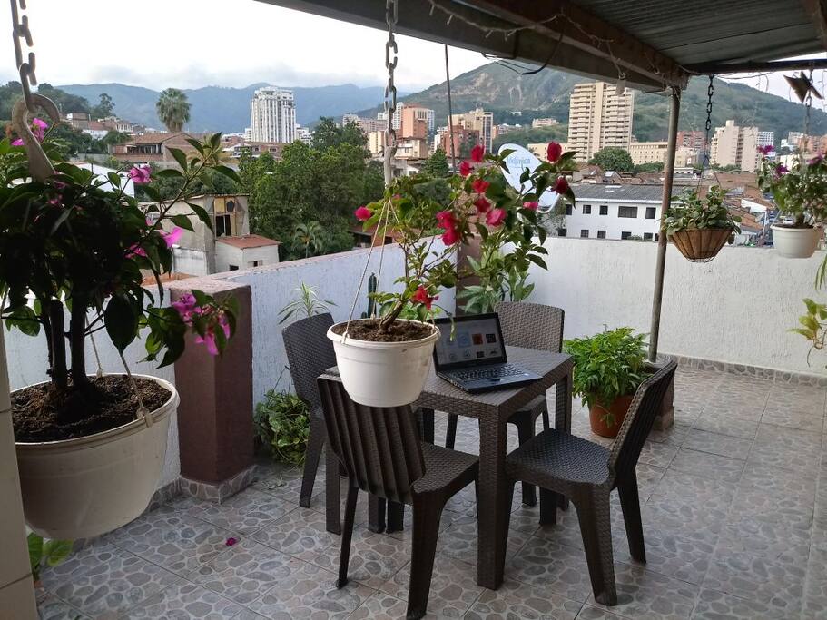 La terraza es el alma del apartamento, puedes sentarte a contemplar el atardecer y las aves con una taza de café o descansar en la hamaca y disfrutar de la rica brisa