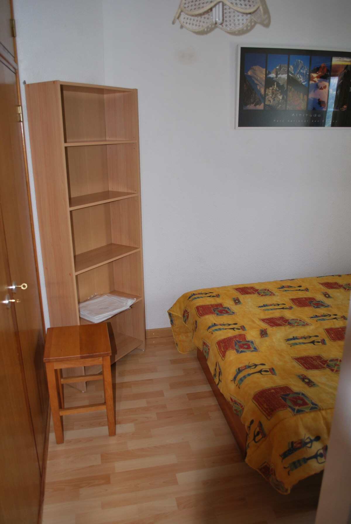 Chumba cha kulala kilicho na kabati na kitanda 140, kilichotenganishwa na mlango wa sebule.