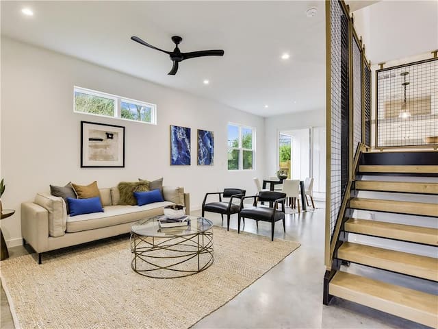 Modern WALKABLE Central Austin FREE PARKING trail