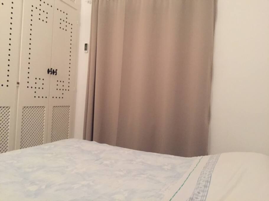Bedroom with kingsize bed - Chambre à coucher rideaux black-out