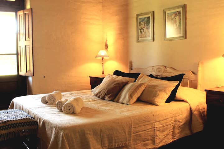 الراحة بعمق في غرف أحلامها ومريحة مع إطلالة على الطبيعة