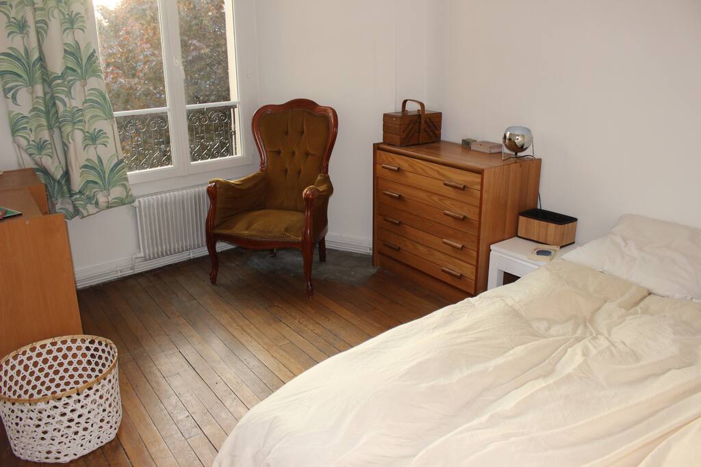 la chambre et son lit confortable