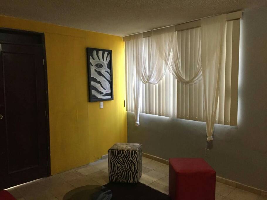 Área del recibidor con ventana hacia el exterior