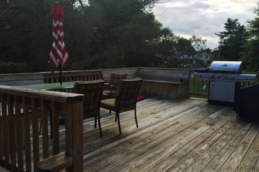 Front deck. Grill and tables/chairs.