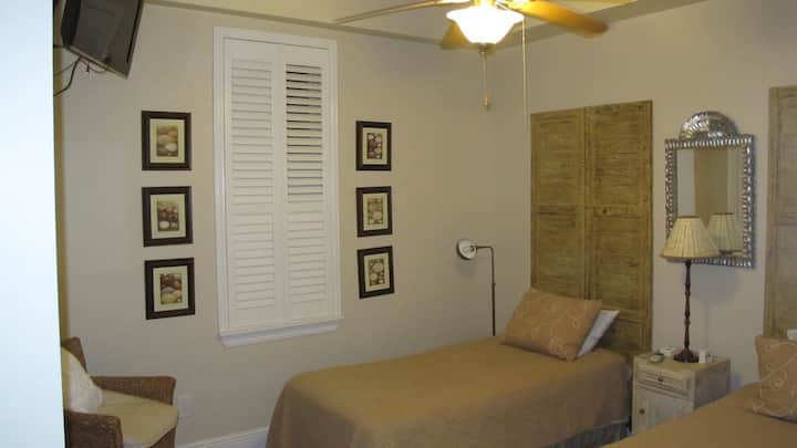 Საძინებელი #2, ორადგილიანი საწოლებით.