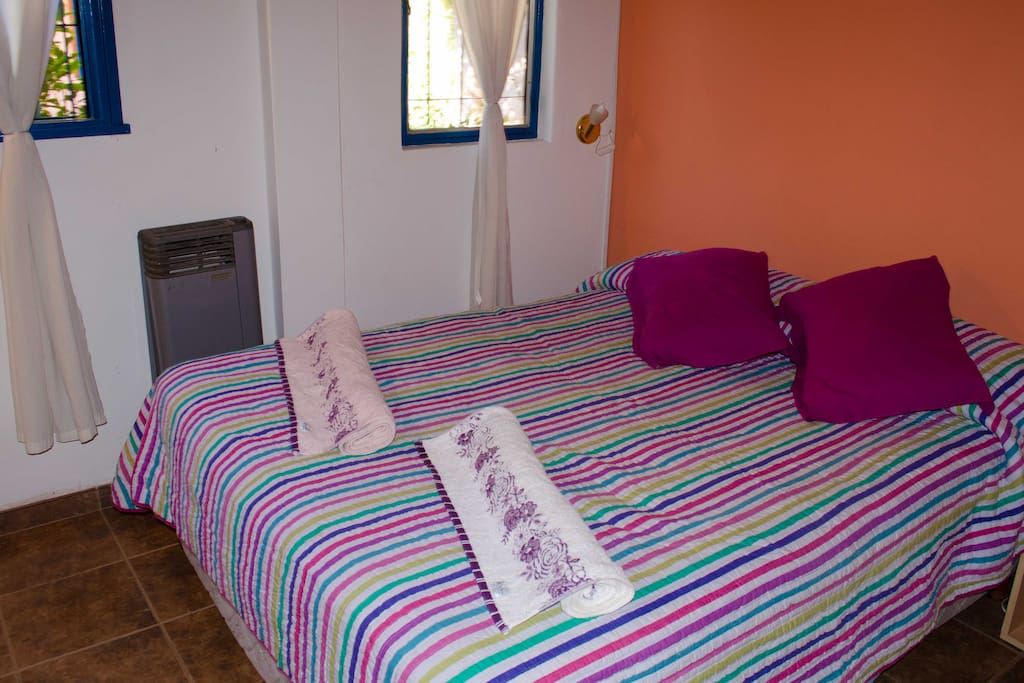 Habitación con ventanas al jardín