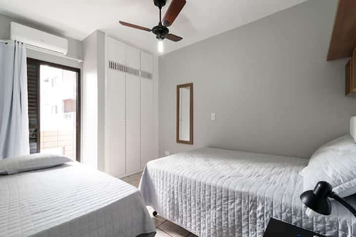 dormitorio 2 (cama doble estándar + cama individual + aire acondicionado + cortina opaca)