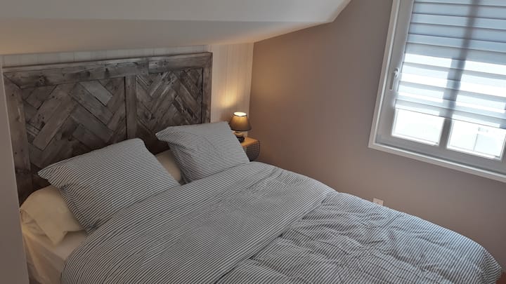 Chambre 2 (إضاءة 140 سم × 190 سم)