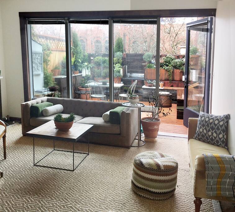 Sitting room with full view to the garden
