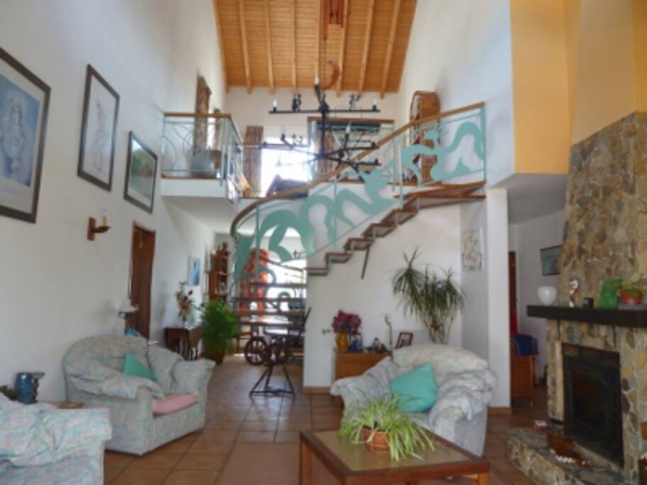 “Cathedral” wooden ceiling in the lounge (with great acoustics for music lovers).