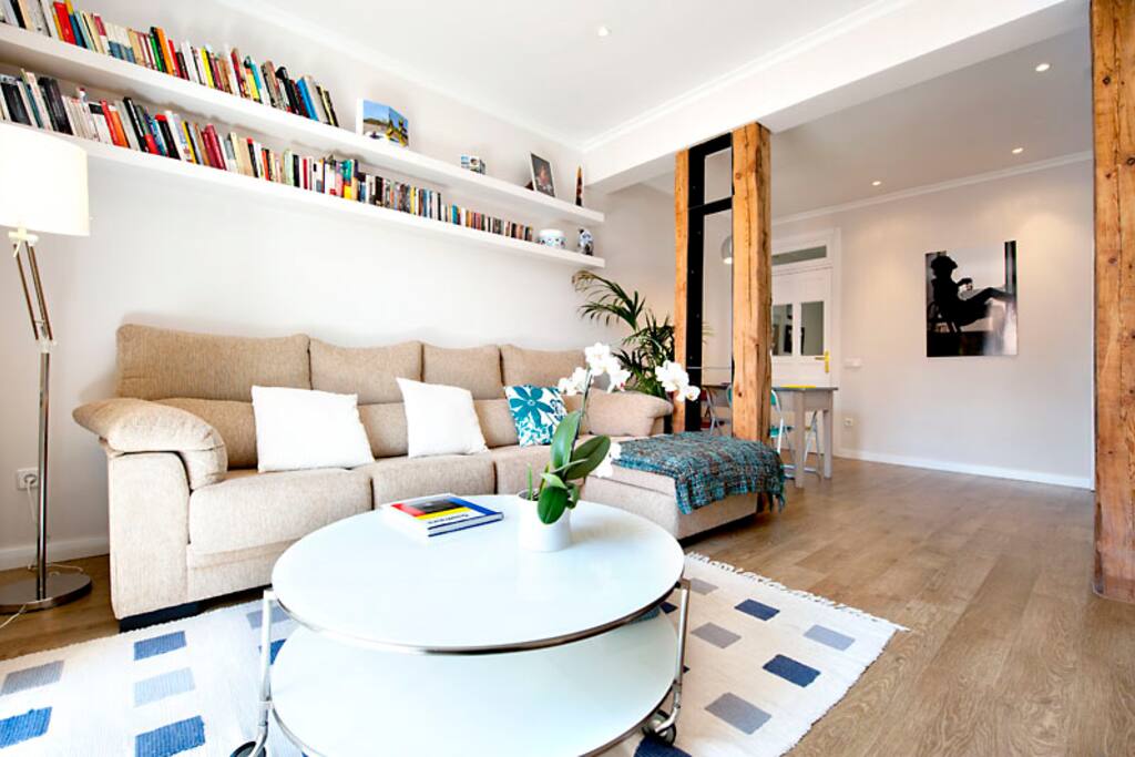 Sitting room, also with a desk to work with laptops.