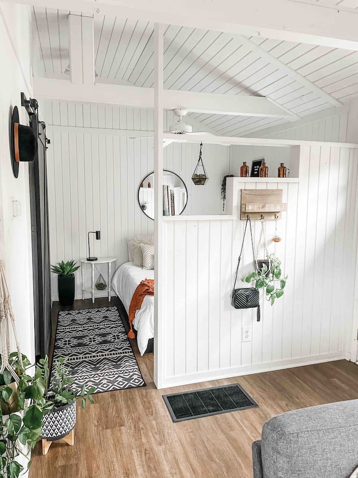 Boho Burgh Cottage with full kitchen/clawfoot tub Cottages for Rent