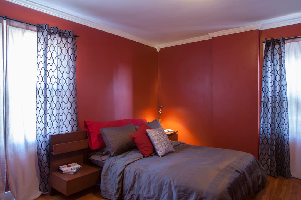 Main bedroom/queen size bed