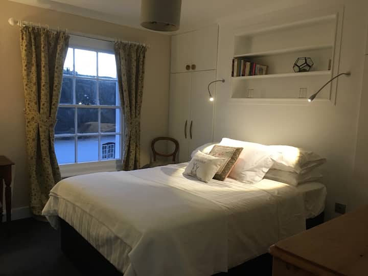 Double bedroom in 3 bed cottage,  nr rail & city