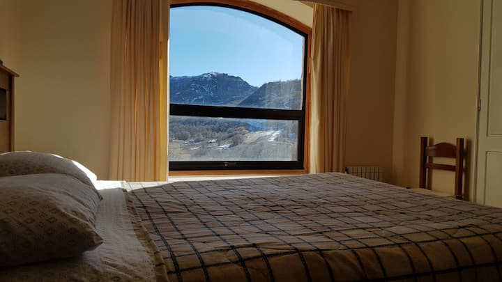 Chumba cha kulala mara mbili kilicho na mwonekano wa mlima.