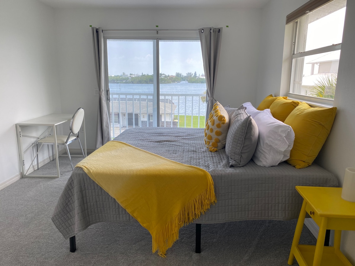 Despierta con las vistas a Lemon Bay. Este dormitorio tamaño king incluso tiene un balcón privado. Todos los dormitorios tienen un escritorio y una silla perfectos para trabajar desde casa. 