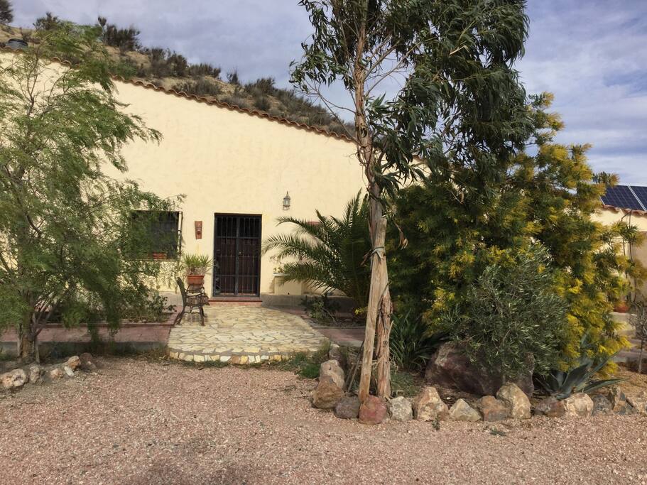 Self contained private cavehouse inside the hill in gated/walled property, with many seating areas and private patio, cool inside, sun trap outside, perfect for night time dining under the stars. Autónomo casa cueva privado dentro de la colina en propiedad privada / amurallado, con muchas zonas de estar y patio privado, frío en el interior, para tomar el sol fuera, perfecta para la noche cenar bajo las estrellas.