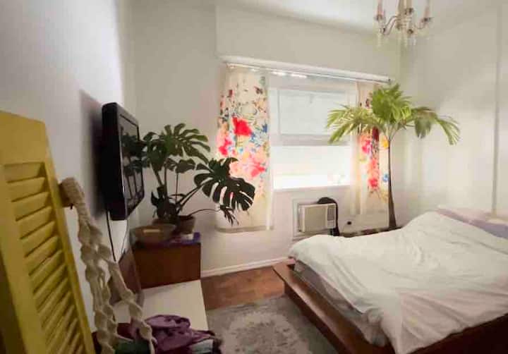 Habitación delantera con cama tamaño queen doble. 