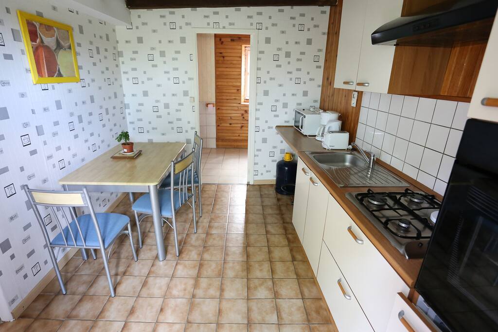 Cuisine équipée (four, plaques, hotte, frigo...)