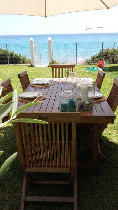 Garden dinning table seats 6-10 people (extentible)