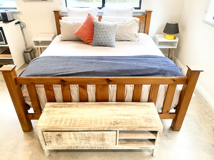 Удобен брачен кревет (широк 180-220 см) со удобни чаршафи!