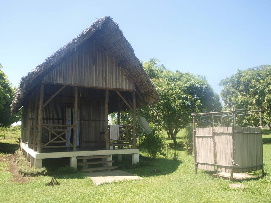 Bungalow et douche exterieure