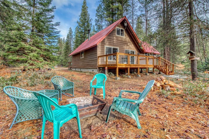 Cabaña apta para perros con una gran cubierta y chimenea de temporada