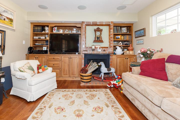 Vardagsrummet är ett bra ställe att prata eller titta på bredbilds-TV med surroundljud, dimbar infälld belysning och en takfläkt.
