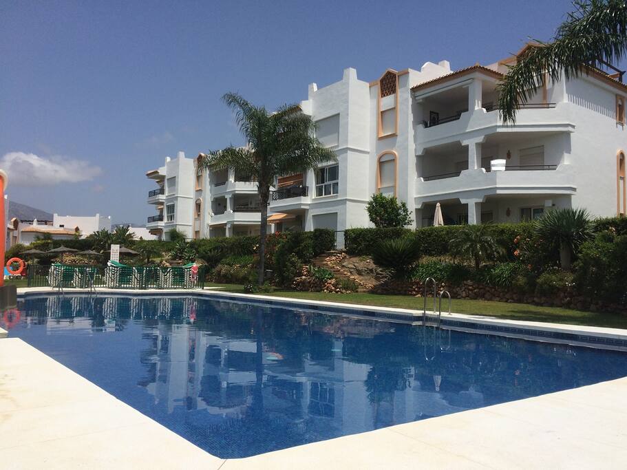 la piscina en la urbanización