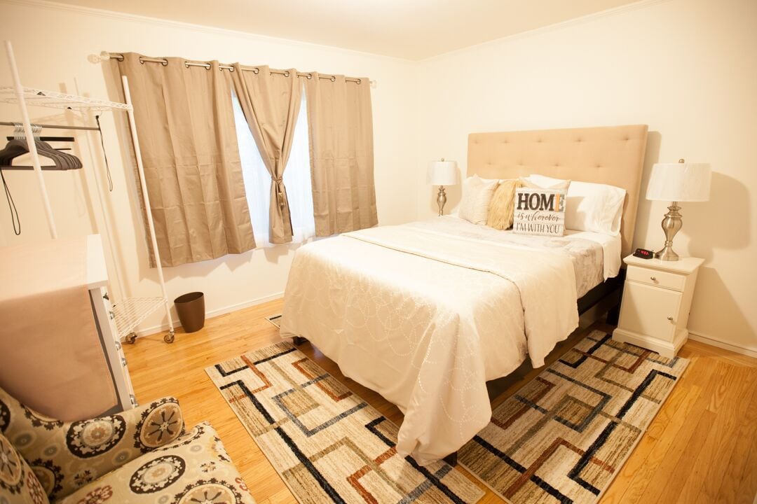 Chumba cha kulala cha Master na bafu.
Kitanda cha malkia, godoro la juu la mto na Down Comforter na Rack ya Nguo.