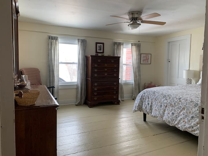 Chumba kikubwa cha kulala na mwanga mzuri wa asubuhi