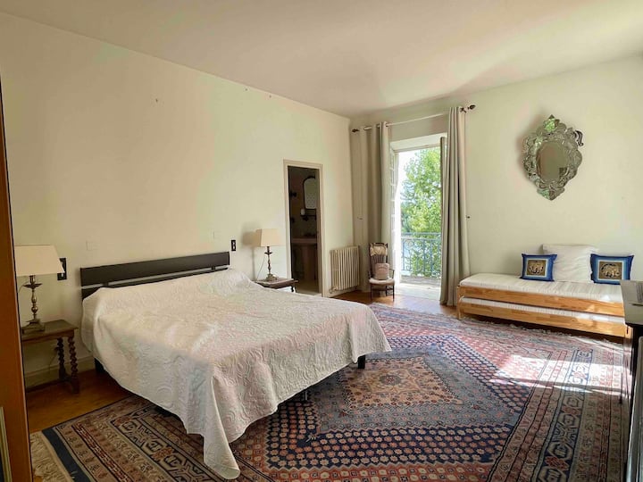 Skvelá spálňa s dvoma oknami a balkónom pri rieke 