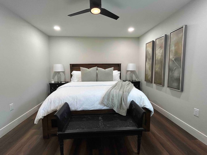 Glavna spavaća soba ima bračni krevet i klupu
