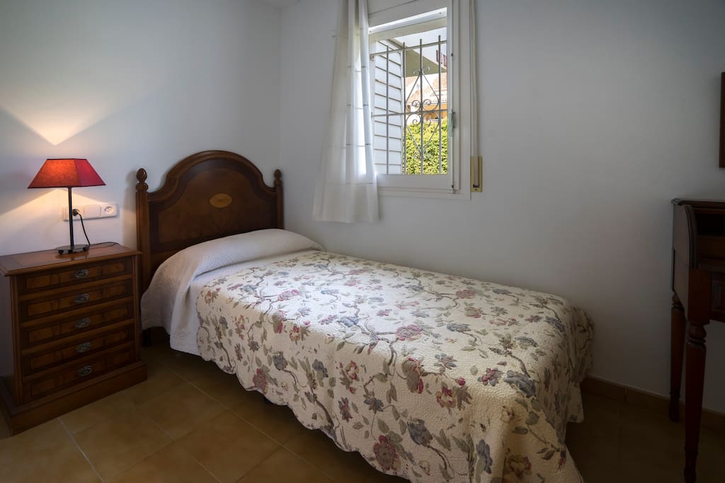 Habitación individual con cama.