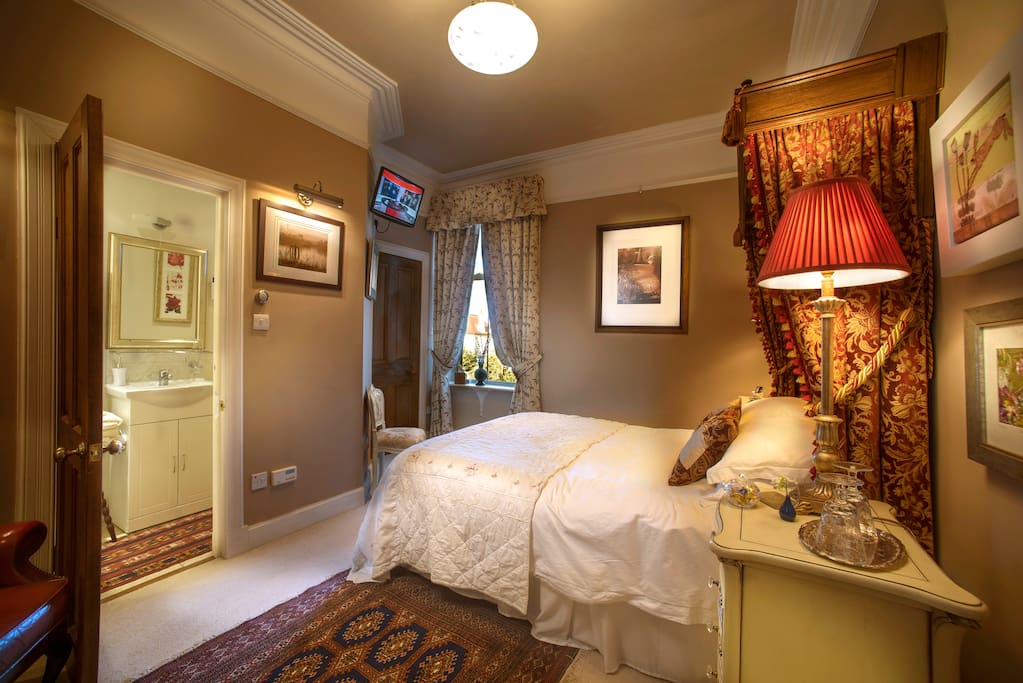 Bedroom showing ensuite