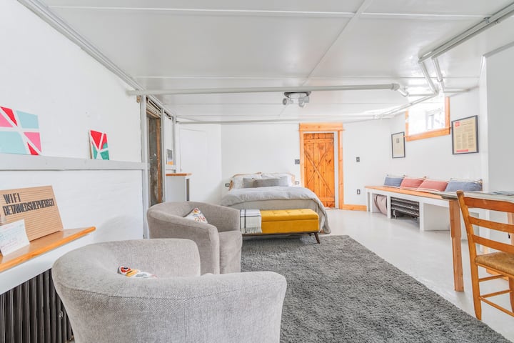 ✰ Queen's Studio W/ Wet Bath & Bar Area + ♥ Pets - Kingston, NY