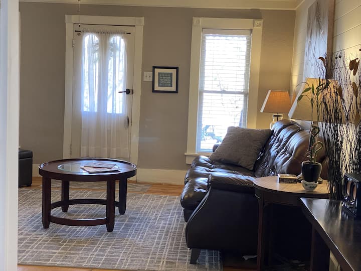 Luxury Cottage w/Hot Tub Downtown Eureka Springs Houses for Rent in