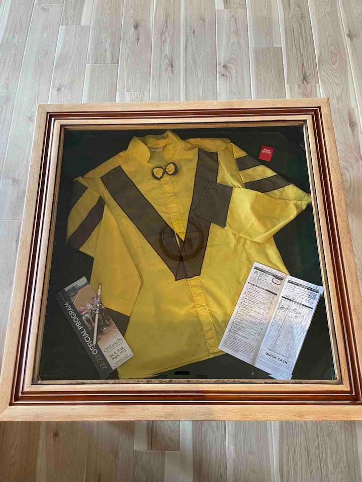 Kumbukumbu za farasi wa mbio ikiwa ni pamoja na hariri halisi ya jockey. 