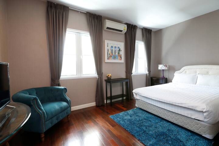 3BR (200sqm.) + guest pool and close to BTS/MRT! gallery image 4