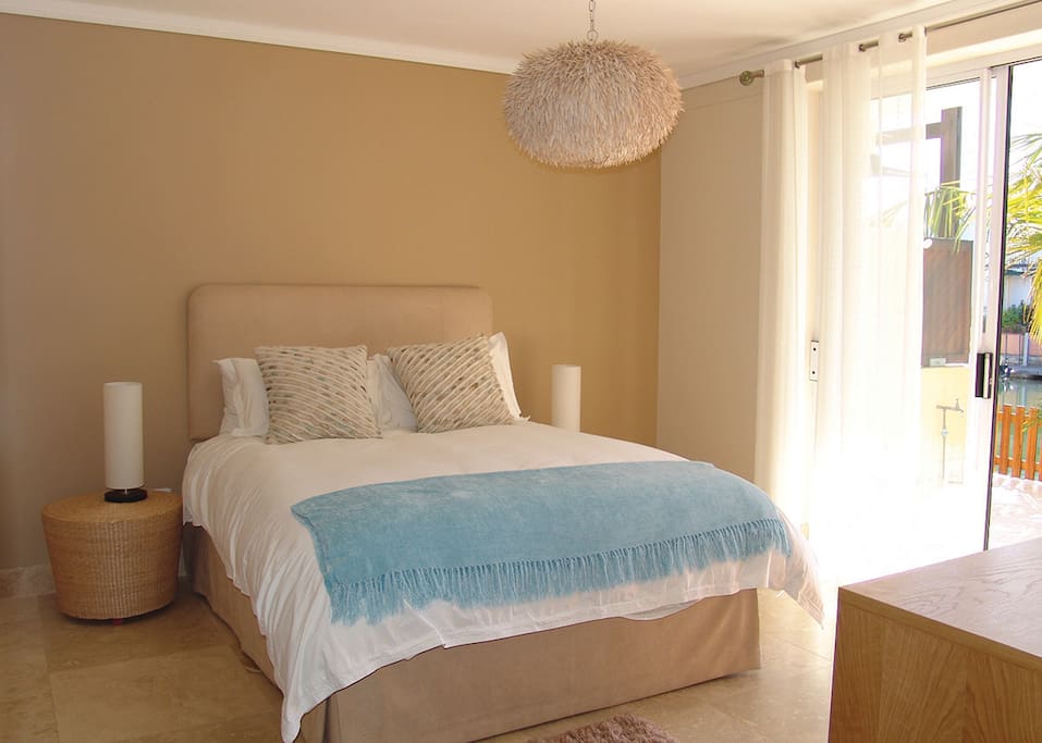 Sunny Downstairs Queen Bedroom with comfiest bed!