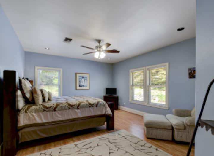 2号卧室配备加大双人床