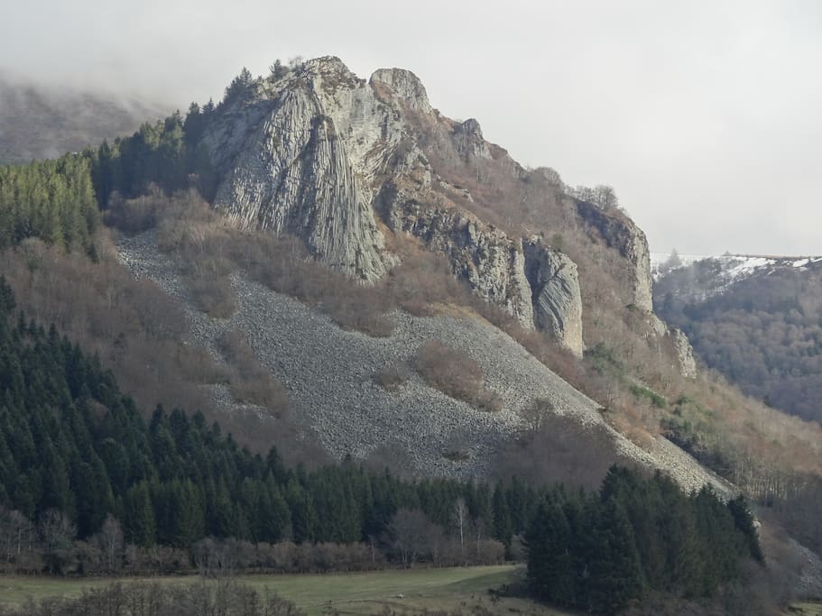 Roche Sanadoire, vu depuis la baie vitrée du gîte.