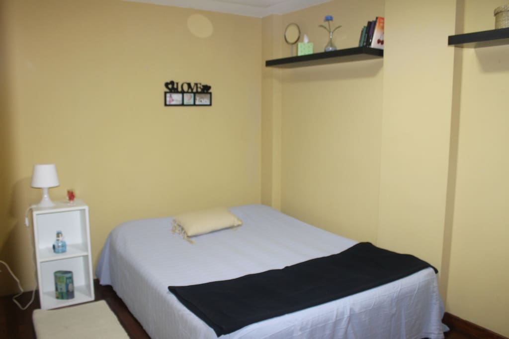 Habitación con cama de matrimonio