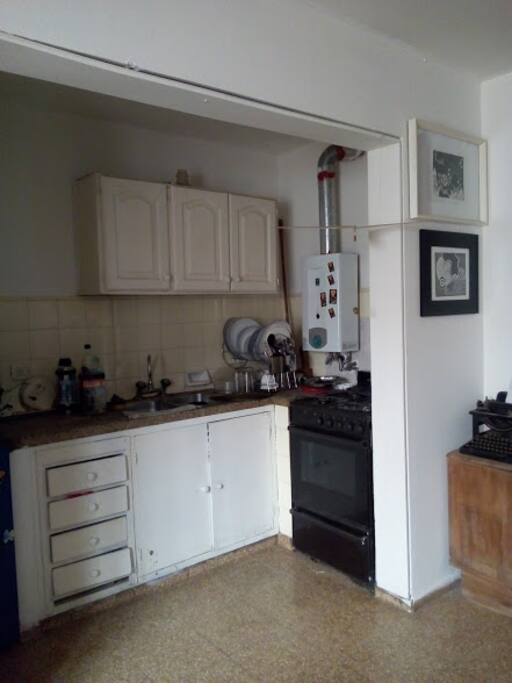 Cocina compartida. Con Cocina, horno, agua caliente, heladera.