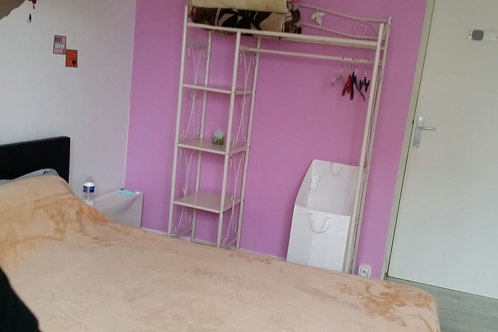 Chambre double lit extra large. Calme