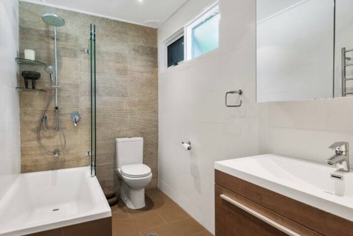 Family friendly house with a heated pool, + WIFI gallery image 4